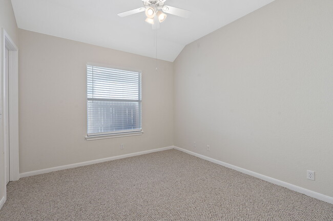 Building Photo - 521 Manchester Ln