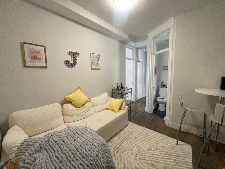 Building Photo - 65 Park Dr