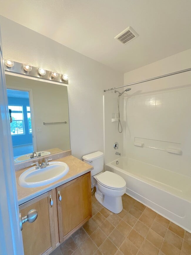 Building Photo - 2 Bedroom Townhome Available Near S Circle...