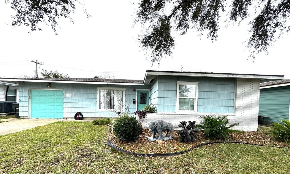 Primary Photo - 124 Tuna St