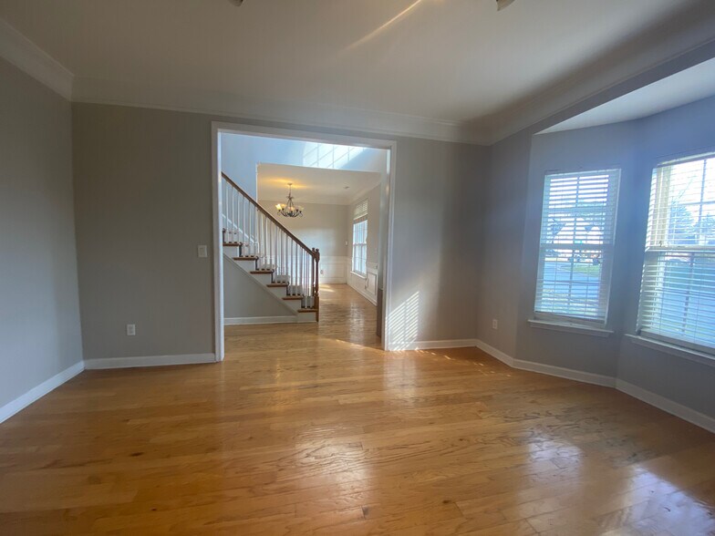 Building Photo - Room in Single Family Home on Hampton Pl Dr