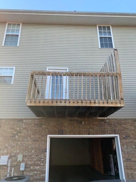 Building Photo - 14 Lake Village Ct