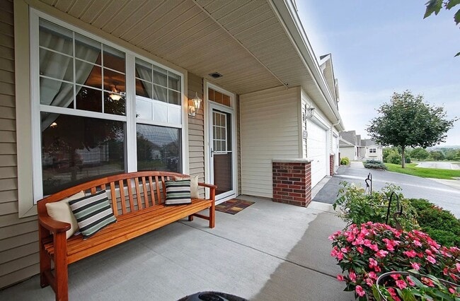 Building Photo - Gorgeous 2bed 2bath Townhome in Bailey’s Arbor