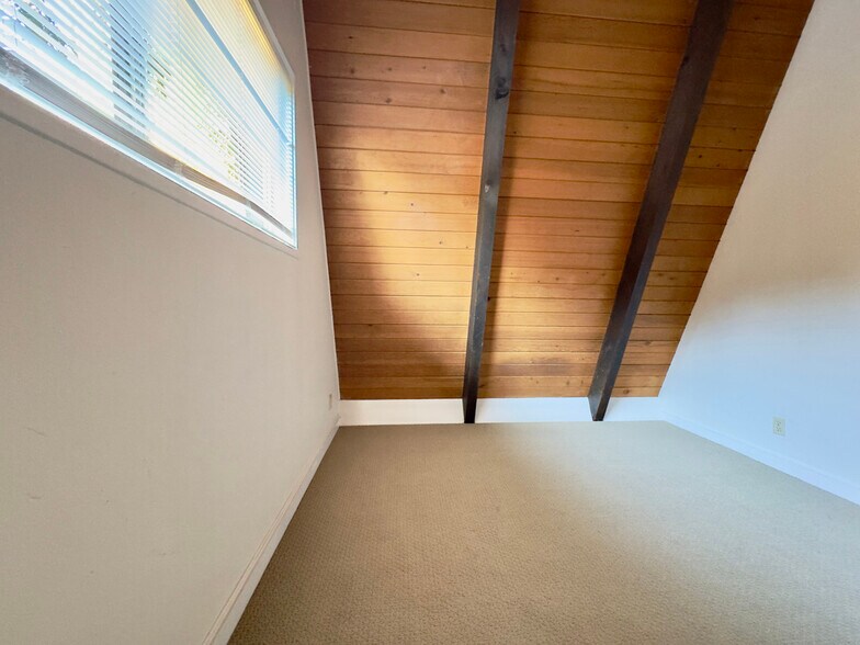 Building Photo - 6583 Valley View Rd