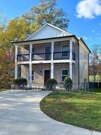 Building Photo - Beautiful three bedroom home in East Ridge!