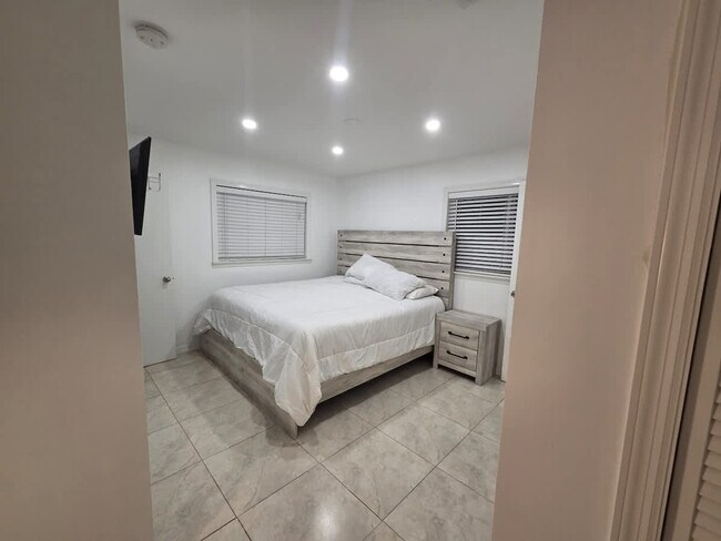 Building Photo - 806 NE 4th St