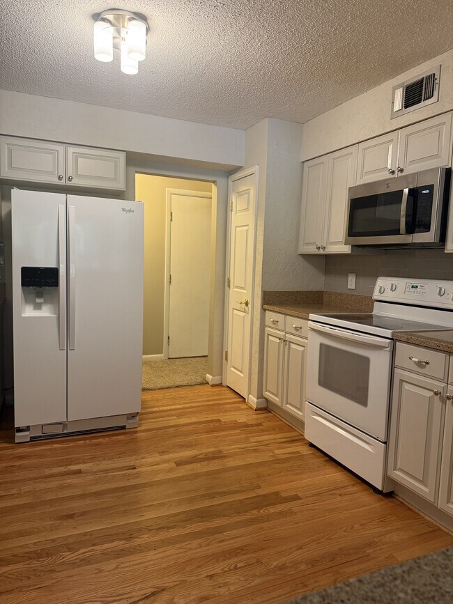 Building Photo - 504 Main St