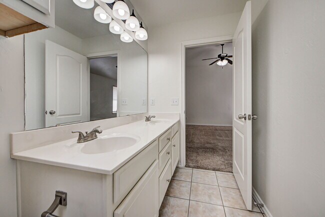 Building Photo - 608 Cavecreek St