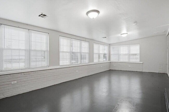 Building Photo - 3717 N Eagle Ln
