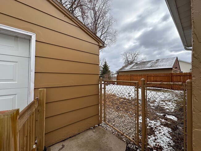 Building Photo - Recently Renovated 3 Bedroom 1 Bath Single Family Home!