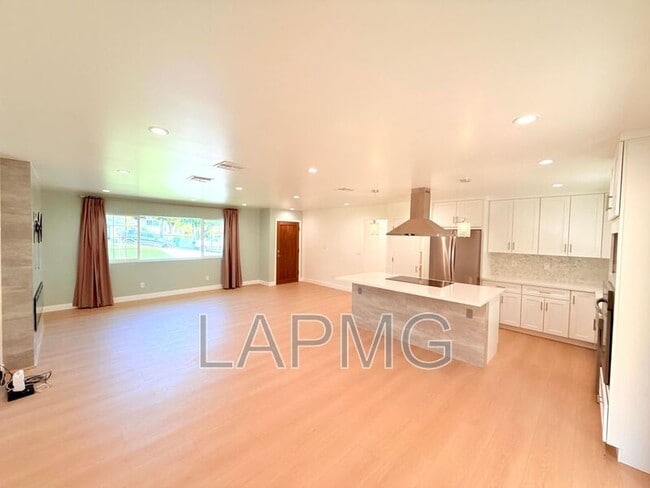 Building Photo - 10839 Fellows Ave