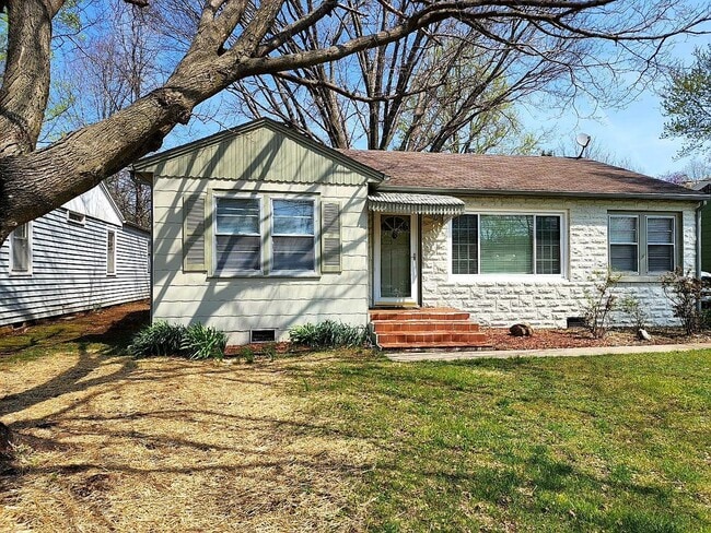 Building Photo - Charming Bunglow in Delaware Neighborhood Close To MSU & Mercy Hospital