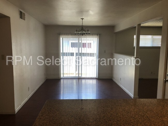 Building Photo - Updated 3 bed 2 bath duplex