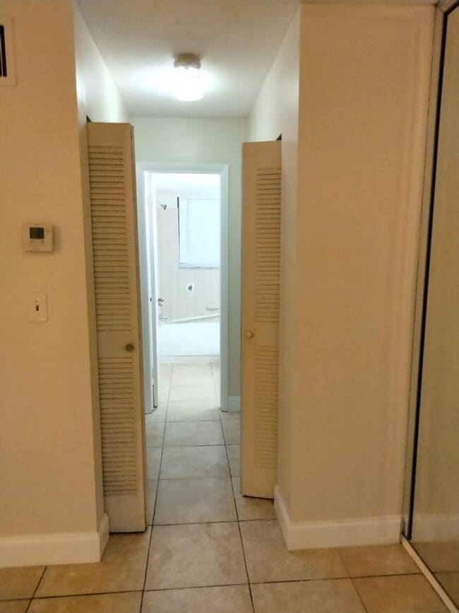 Building Photo - Large 1 Bed 1 Bath in Lauderdale Lakes