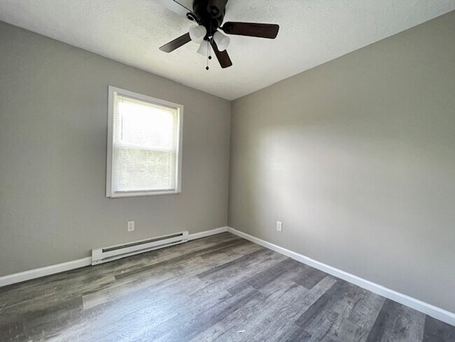 Building Photo - NICE 2 Bedroom, Move-In Ready!