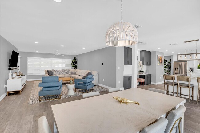 Building Photo - 2005 N Riverside Dr