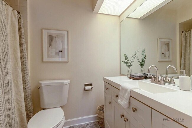 Building Photo - 3004 Roberts Dr