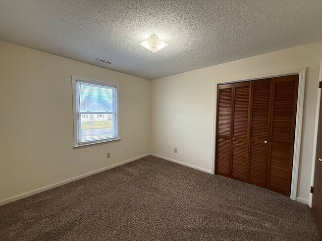 Building Photo - Nice 2 bedroom 2 bath duplex