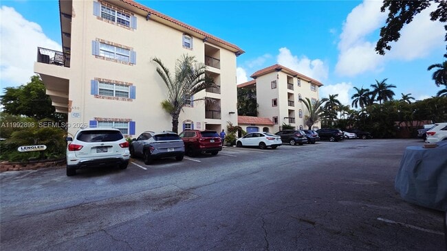 Building Photo - 650 Tennis Club Dr