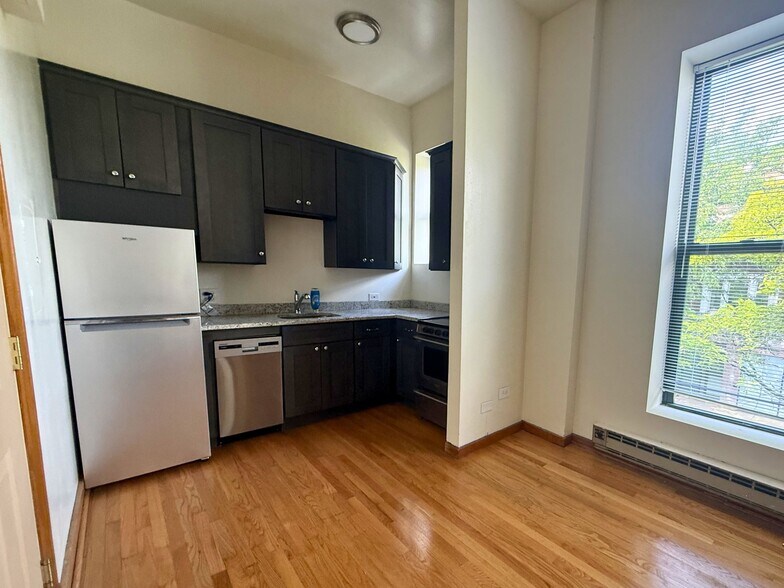 Building Photo - 611 W Briar Pl