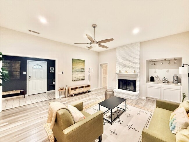 Building Photo - 16235 Red Wood Cir N