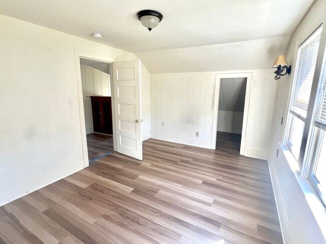 Building Photo - Portsmouth Neighborhood 3 story Home with Laminate H/W Floors, Fenced Backyard