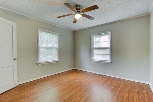 Building Photo - FREE MONTH RENT! Freshly Updated 3 Bedroom House