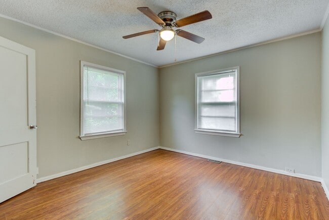 Building Photo - Freshly Updated House