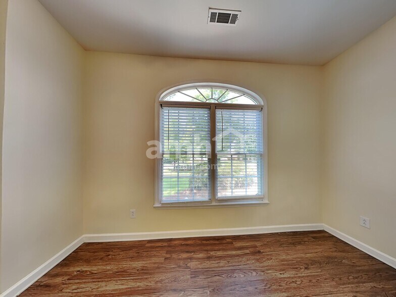 Building Photo - 2812 Bridgeport Dr
