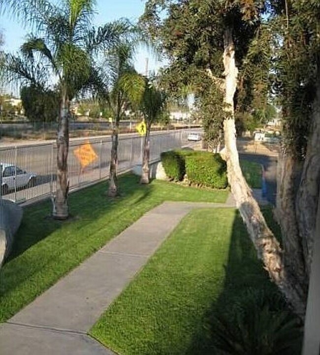 Building Photo - Huge 2 Bedroom Condo