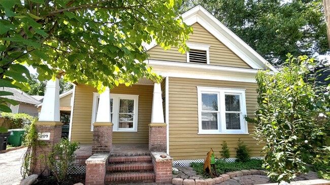 Primary Photo - 209 Walton St