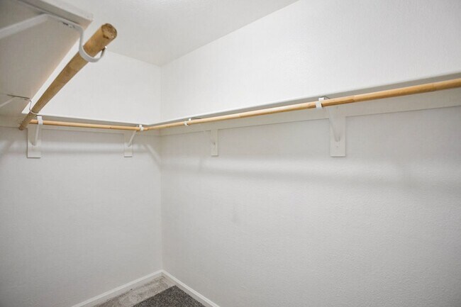 Building Photo - 1 Bed, 1 Bath In Highly Desirable Guard Gated Las Vegas Country Club