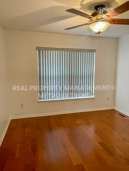 Building Photo - 5560 Seabreeze Ln