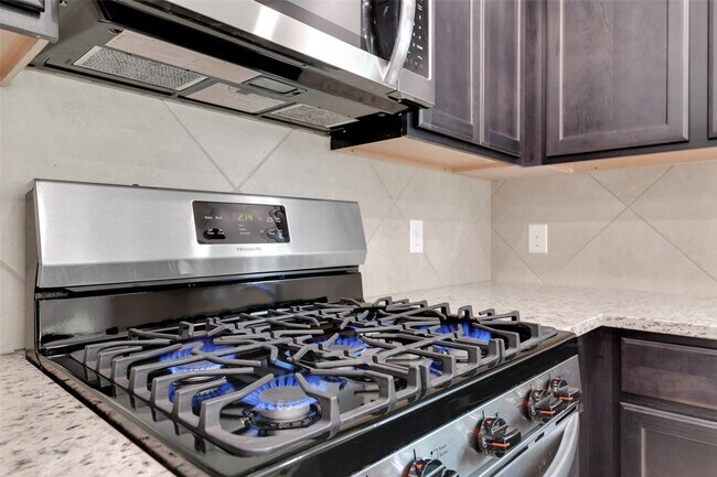 Building Photo - 1650 Chart Dr