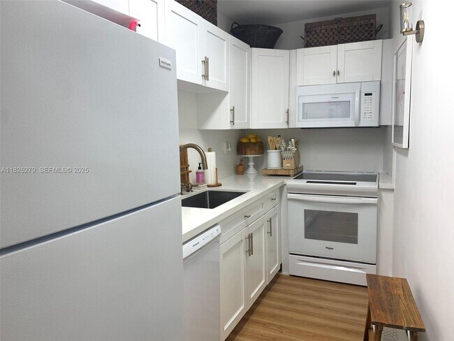 Building Photo - 100 Lincoln Rd