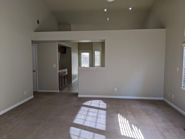 Building Photo - NE Fresno home close to Clovis North offer...