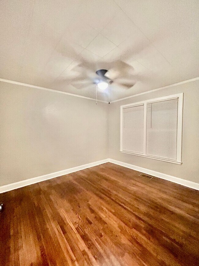 Building Photo - Cute 3 bedroom 1 bathroom home - Open To S...