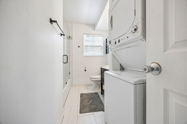 Building Photo - 3237 Rosedale St