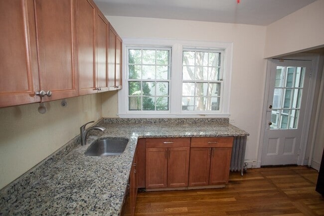 Primary Photo - 10 Bates St