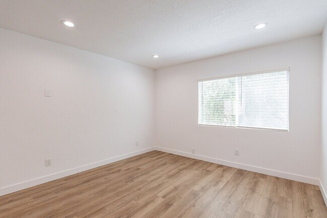 Building Photo - 804-870 10th St