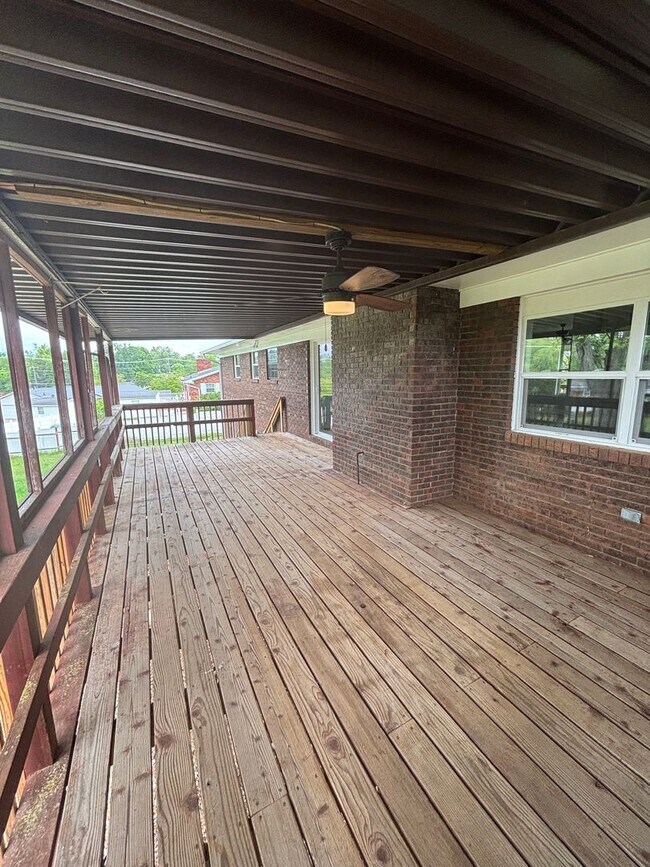 Building Photo - Freshly Renovated Rancher!