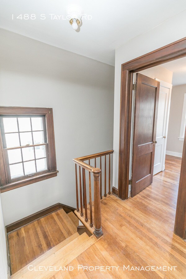 Building Photo - Charming 3 Bedroom Home
