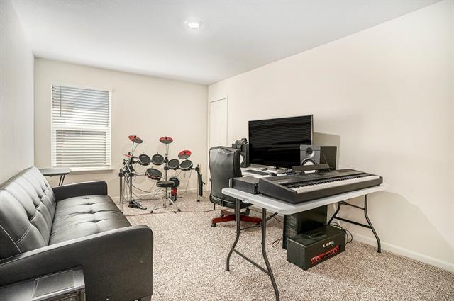 Building Photo - 921 Primrose Dr