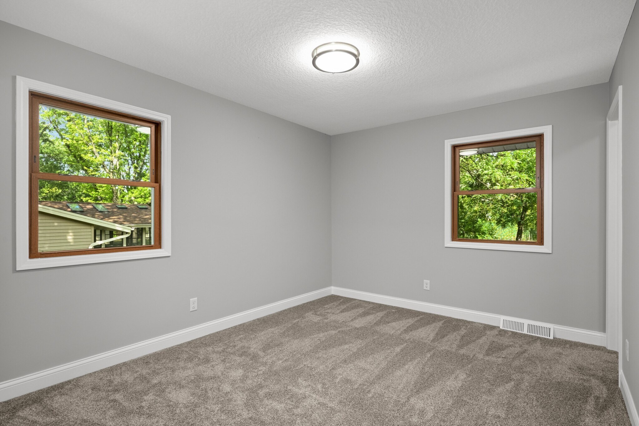 Building Photo - 11004 Oak Knoll Ter N