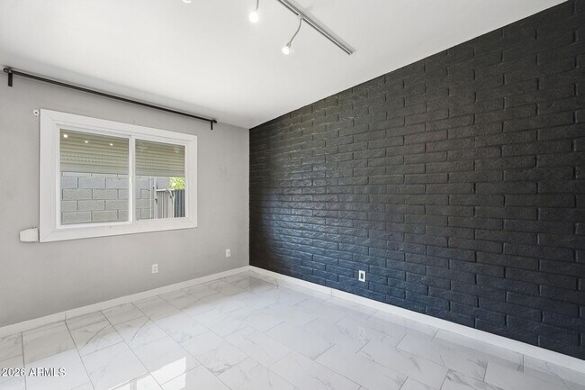 Building Photo - 1609 E Gaylon Dr