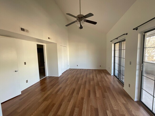 Building Photo - Newly renovated 2Bedroom 2 Bath Condo