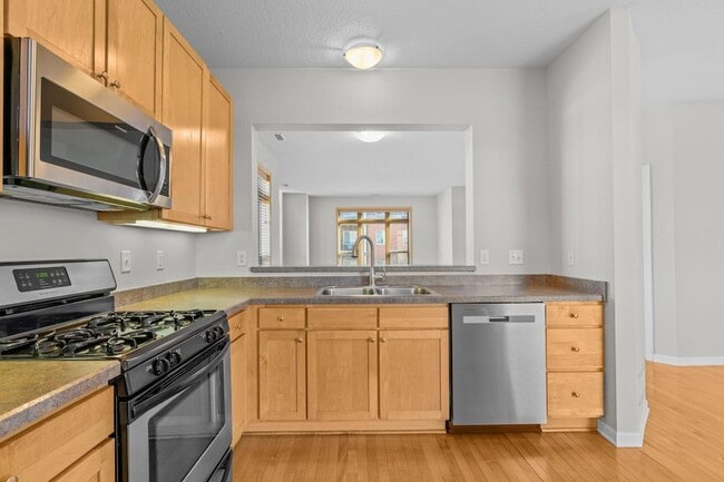 Building Photo - 731 Mercer St