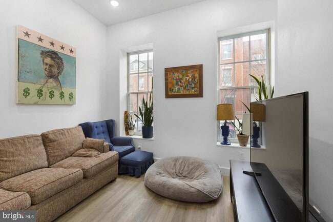 Building Photo - 212 Catharine St