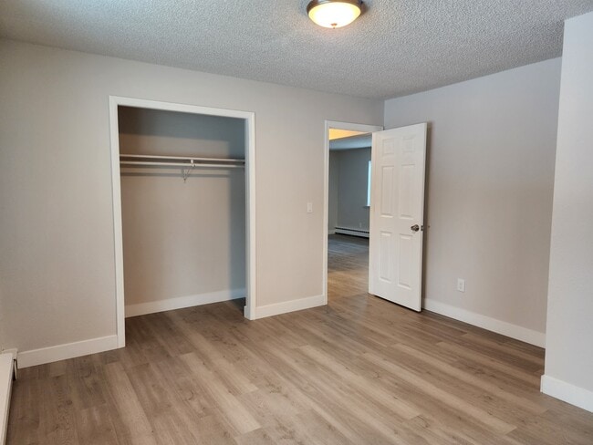 Building Photo - 401 E 8th Ave