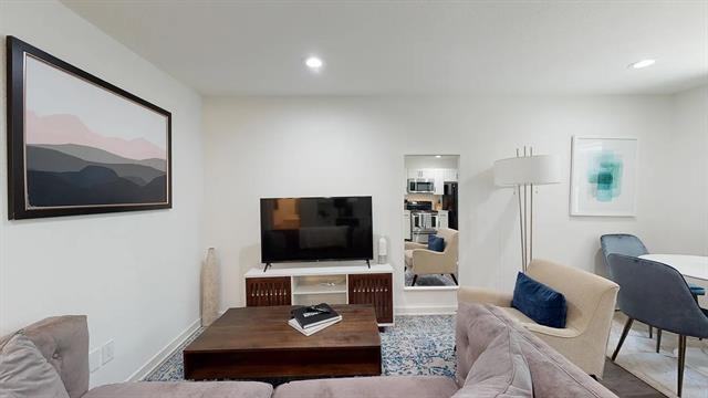 Building Photo - 321 E 8th St